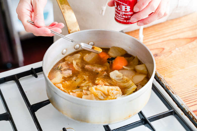 ポトフにカレー粉で味付けをしているところ