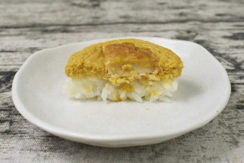 セブンイレブンの人気おにぎり「おむすびどんぶり 特製かつ丼」の実物画像