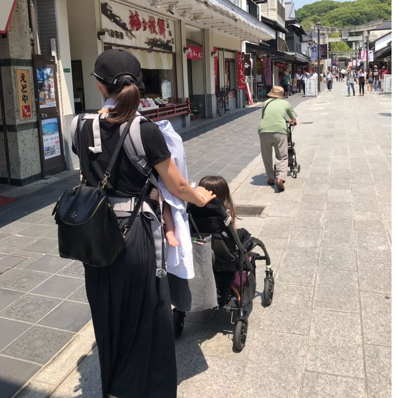 夏のある日、ベビーカーを押して、子どもたちと一緒に散歩に出かけた加藤さん