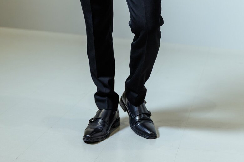 ビシッと決まったスーツ姿に加え、磨き上げられた靴も渉の隙のなさを表すアイテム