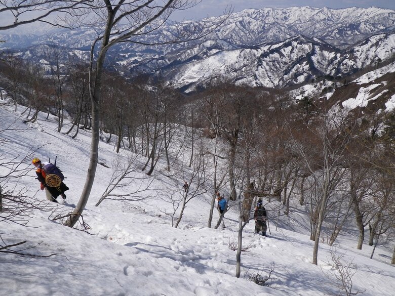 狩りは雪のなかで数人にわかれて行われる