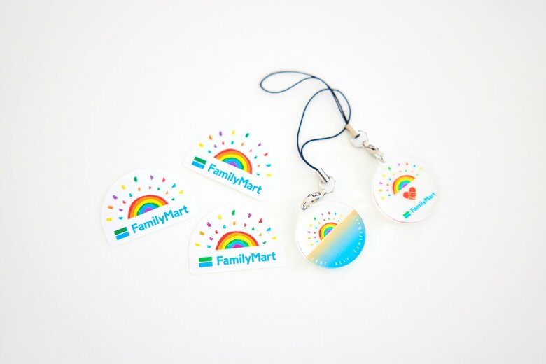 ALLYを表明した社員全員に配布されるステッカー（左）と、さらに一歩進んで「仲間とALLYの活動をしたい」と表明した社員に配布されるチャーム