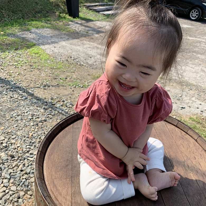 荒絵里さんのInstagramより（2021年7月3日撮影 愛子ちゃん1歳7か月）