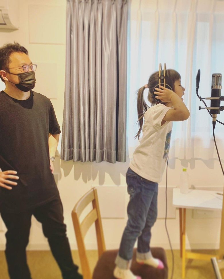 マイクに向かう姿は、お母さんの面影を感じます