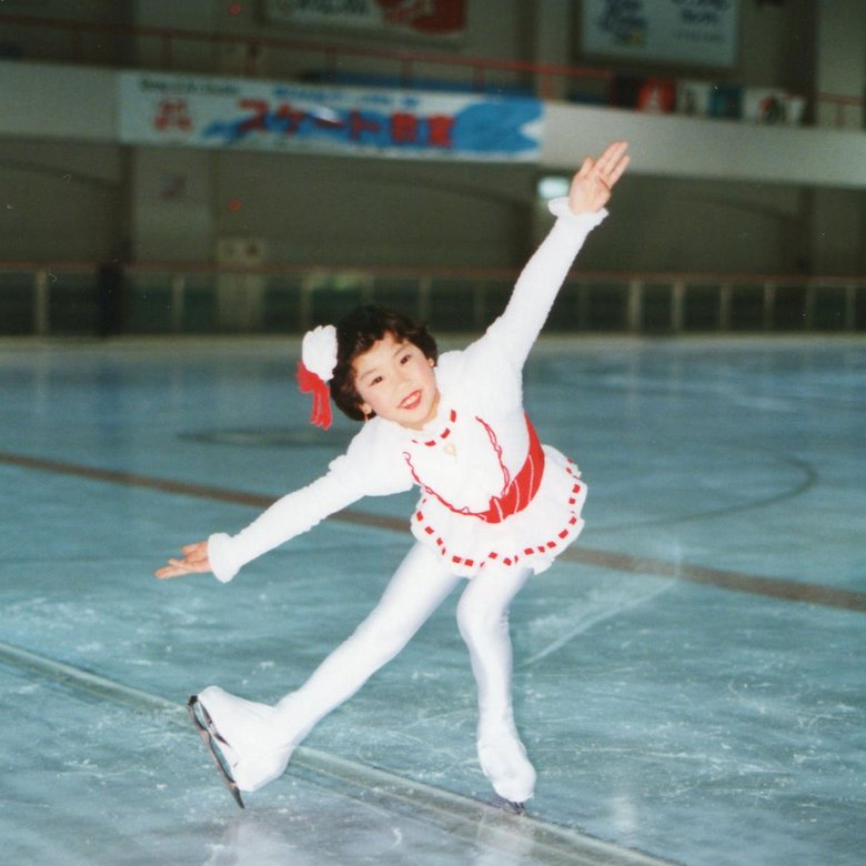 母が作った衣装を着て、両手を広げてポーズ決める、中野さん8歳の貴重な一枚