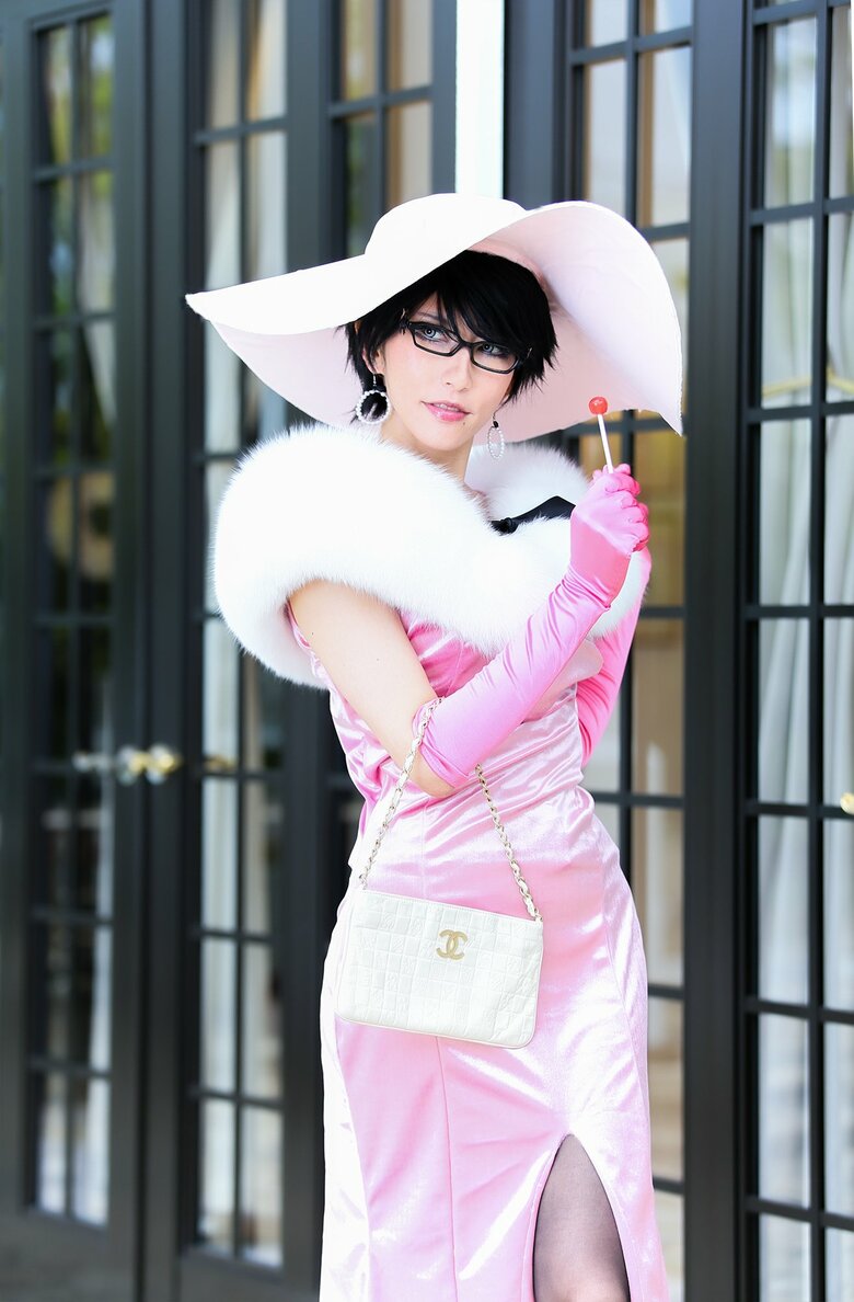『ベヨネッタ』のコスプレ。女性らしいピンクのドレスもお似合い