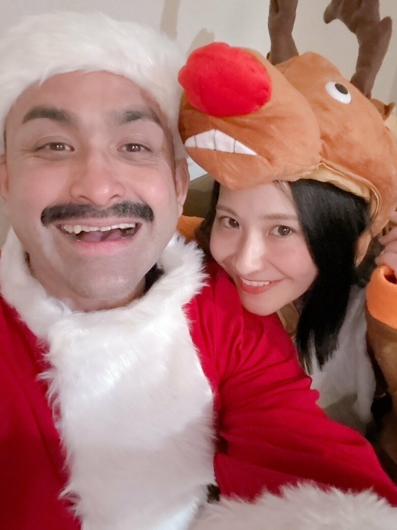 サンタとトナカイのコスプレがお似合いの植野さん・比嘉さんご夫婦