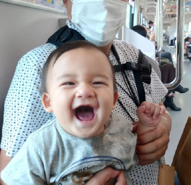 電車の車内で大喜び