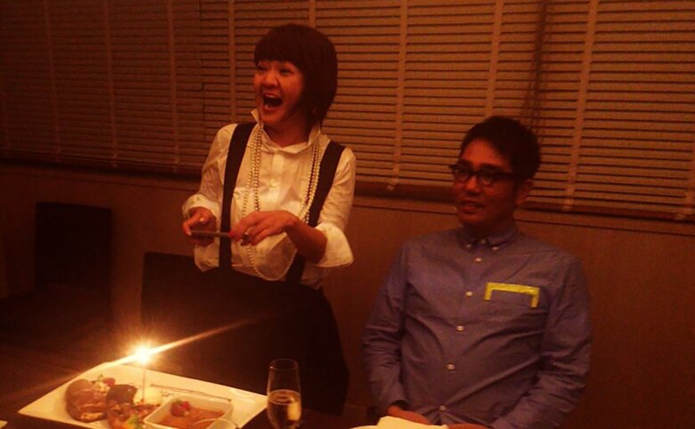 友人が開いてくれた結婚10周年のサプライズで夫・小木博明さんと