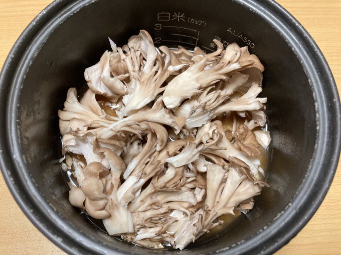 ほぐした舞茸を載せる