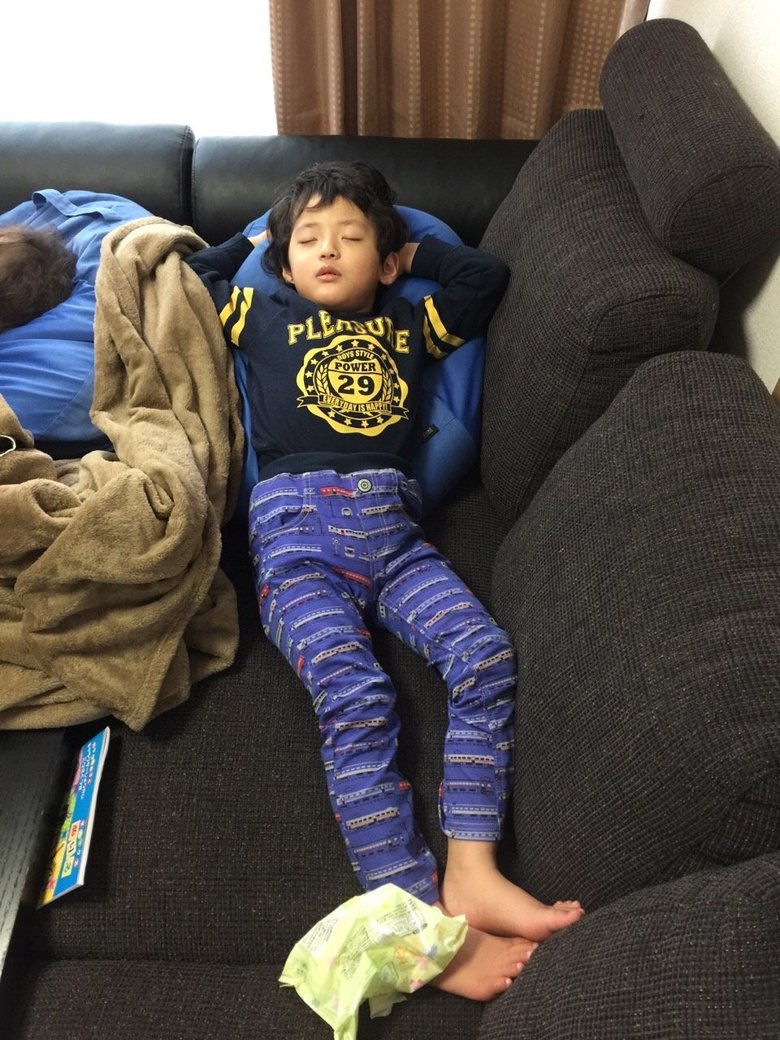 すやすやと眠る幼少期の大和さん