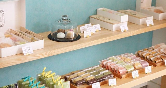 淡い色合いの和菓子が出迎えてくれる「いと達」の店内（いと達提供）