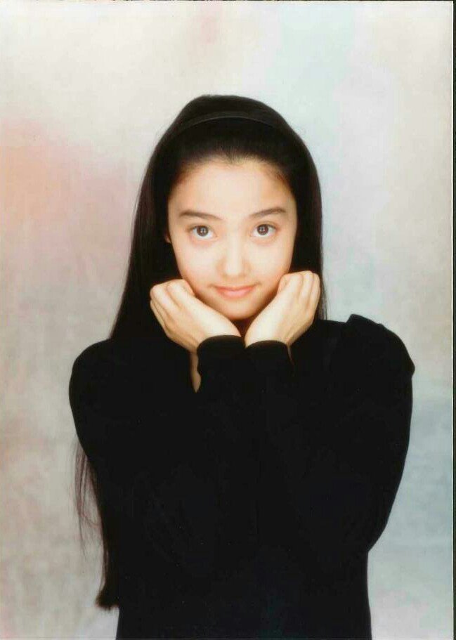 美少女すぎる...！デビュー当時15歳の中山さん