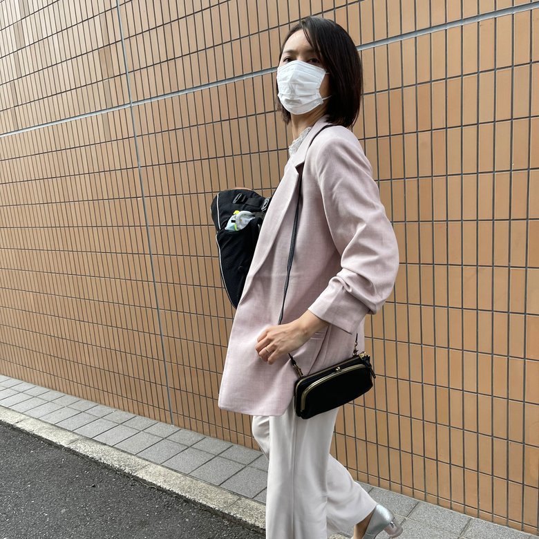 薄いピンク色のジャケットを着て、華麗に後ろを振り替える加藤さん