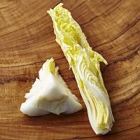 白菜の芯と軸、葉はすべて細切りにする。