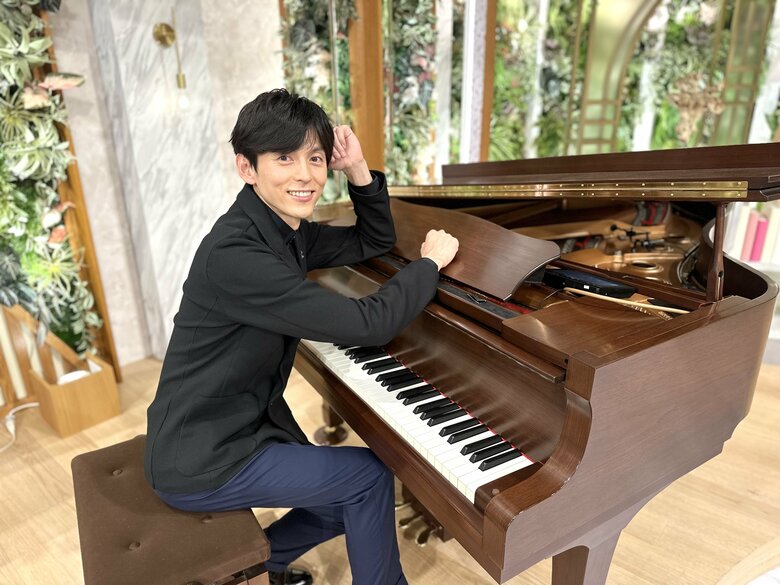 ピアノ弾き語りで「斬新すぎる」天気予報を披露する片岡信和さん