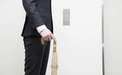 傘の持ち方で周りに迷惑かけてない!? マナーをわかっている大人の作法とは