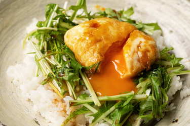 いつものアレが大変身！タサン志麻さんの「半熟卵の照り焼き丼」レシピ