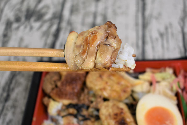 ローソンの人気弁当「鶏ざんまい弁当」の実物画像04