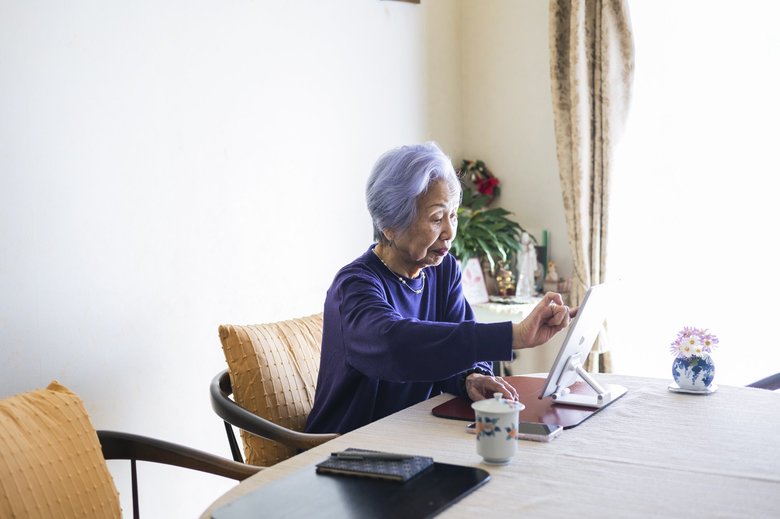 毎朝の日課である太極拳から帰ってきたら、軽くランチを済ませて、午後は日の当たるダイニングでのんびり。日記を書いたり、Xを投稿したり、友人とメッセージのやりとり。穏やかな日常がいい