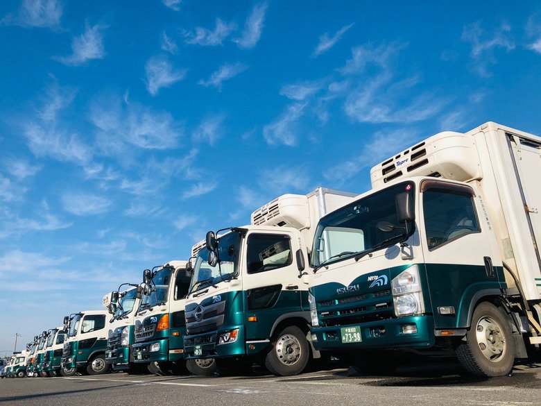 日東物流のトラック。何台も並ぶ様子は壮観