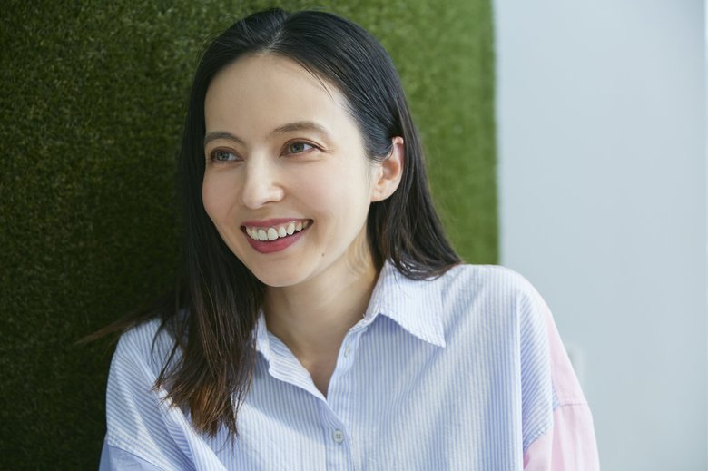 デビューのきっかけについて語るベッキーさん。