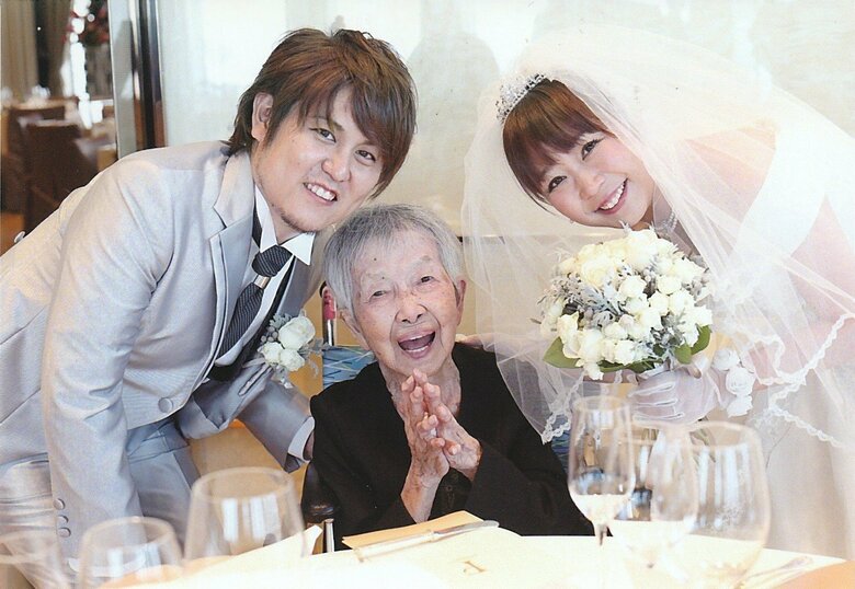 結婚式の写真。育ての祖母と一緒に