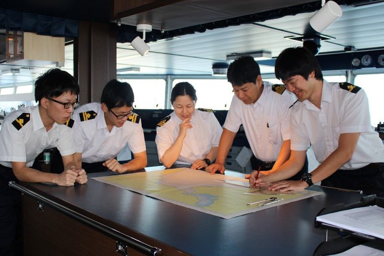 船長・航海士が全員集まって次の航海計画のブリーフィングをしているところ