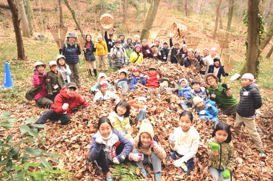 秋の落ち葉かき。ふかふかの落ち葉を集めて腐葉土作り