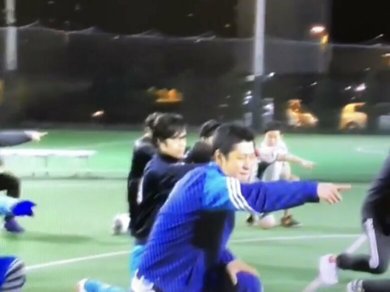 フラッシュモブをする尾形さん。オリジナルダンスを必死に踊る姿がカッコいい