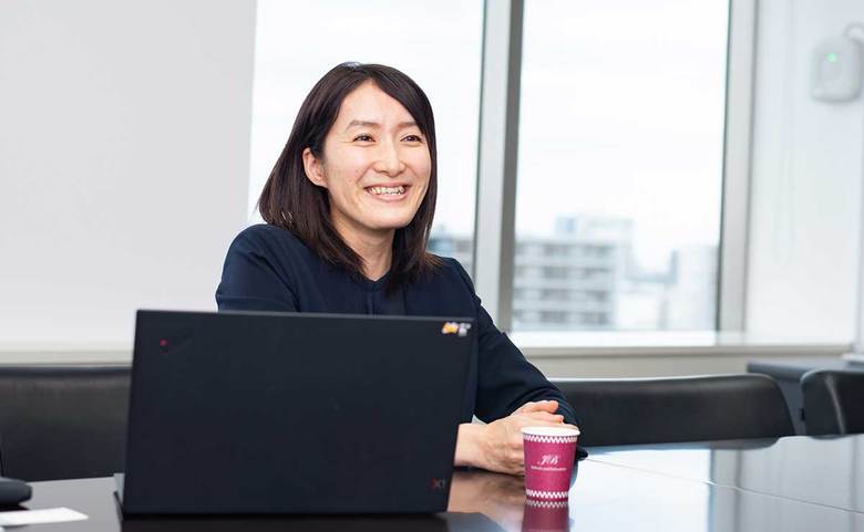 竹村あおみさん／2007年入社。営業職を経験した後、人事部企画チームに配属。新制度の企画・検討や、既存の制度の見直し、労務管理を担当。小学2年生のお子さんを持ち、育児と仕事を両立。在宅勤務がスタンダードになったことでフルタイムでの勤務が可能に。