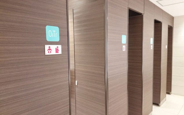 「松坂屋 名古屋店」（愛知）の女子トイレの扉に貼られた「OiTr」のロゴマーク。全国各地のショッピングモールや公共施設に設置が広がっている