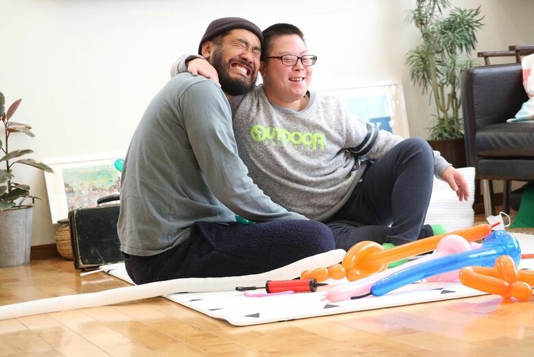 バルーンアートの練習中