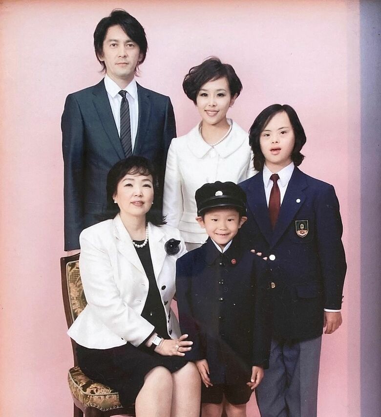 次男の小学校入学時に撮った家族写真（本人のInstagramより）