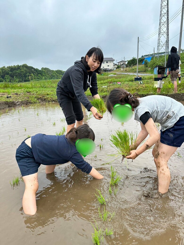 娘たちを田植えを楽しむ東尾理子さん