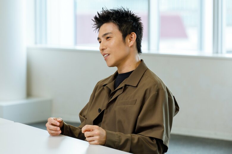 黒を基調にブラウンのジャケットが秋らしい装い