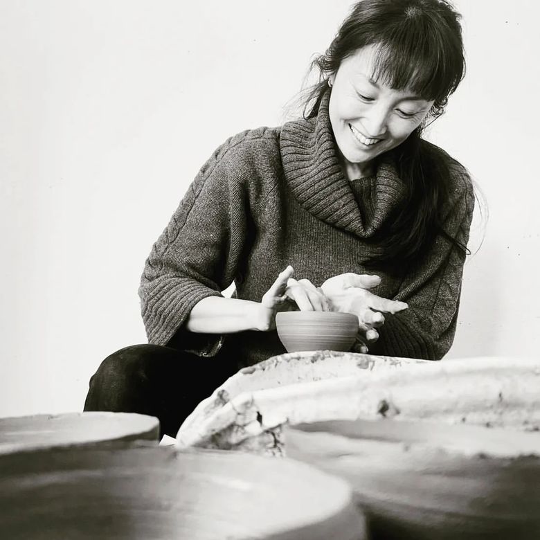 陶芸を楽しむ井上さん