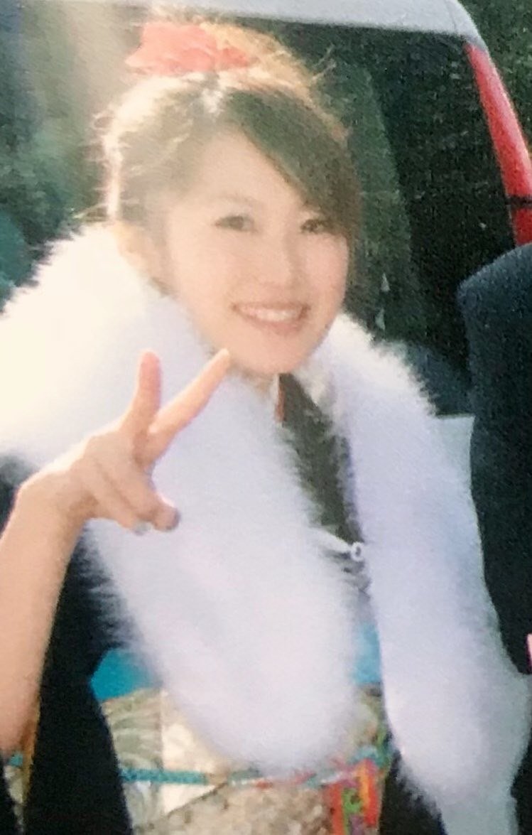 成人式でピースする橋爪さん