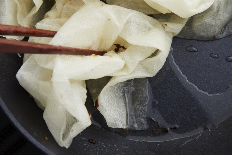 ▲フライパンを流しに入れる前に、サッとふくだけ。