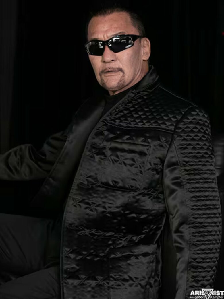 マルティーナ夫人が手掛ける「アリストトリスト」の衣装をまとう蝶野さん