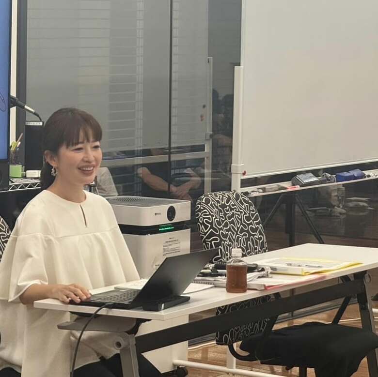 人力舎の養成所「スクールJCA」では「声の出し方＆話し方」研修の講師を担当