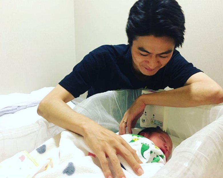 長男の誕生にうれしさを隠せない窪塚パパ