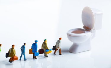 《外出先でトイレ行列》「早く出て…」切実な願いを叶えた「警告よりも効果的だった」驚きの方法