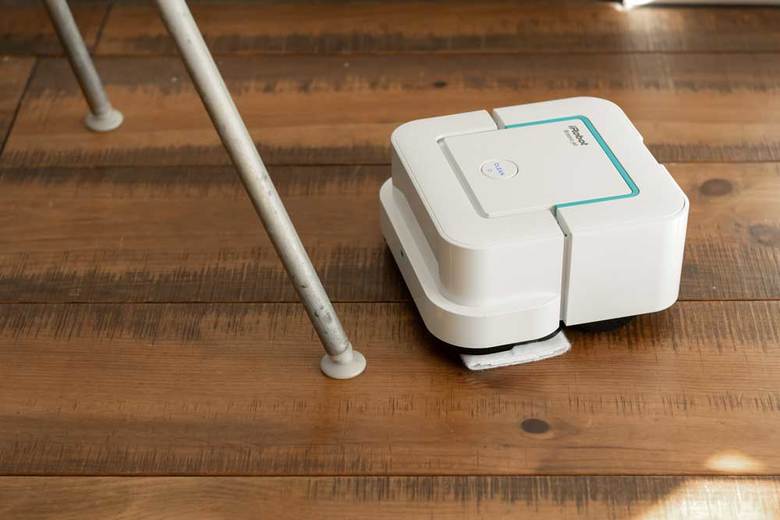 ブラーバジェットが机の足周りを掃除するところ