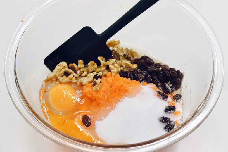 【キャロットケーキの作り方】1.ボウルに全ての材料を投入する