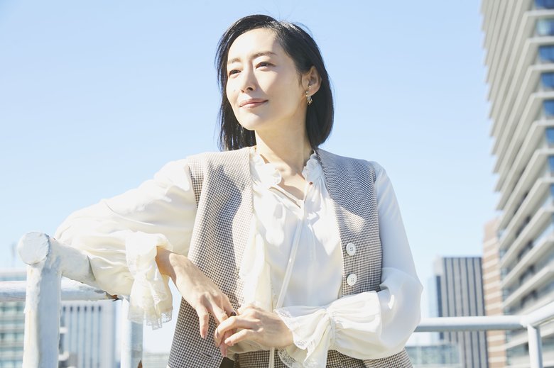 そよ風に吹かれ、東京の街をゆったりと眺める木村さん