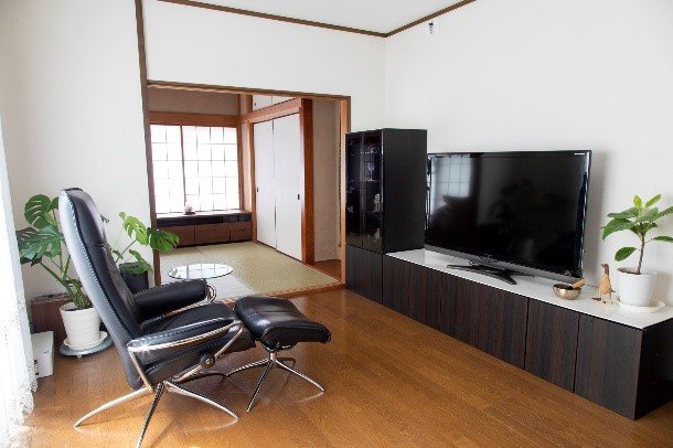 オットマン付きのチェアを1脚だけ配置したテレビコーナー