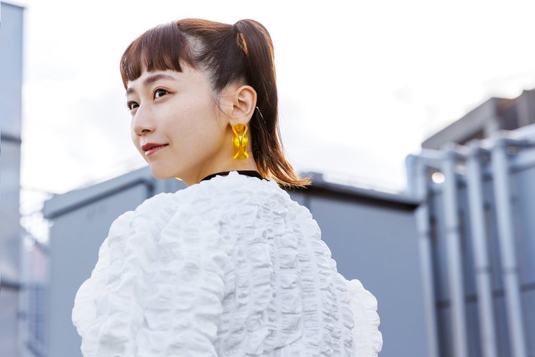 かわいらしさのなかに大人の女性としての表情を見せる三戸さん