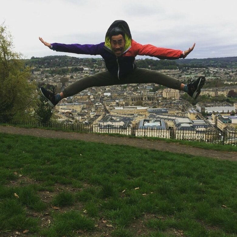 イギリスで見事なジャンプを見せるなすびさん