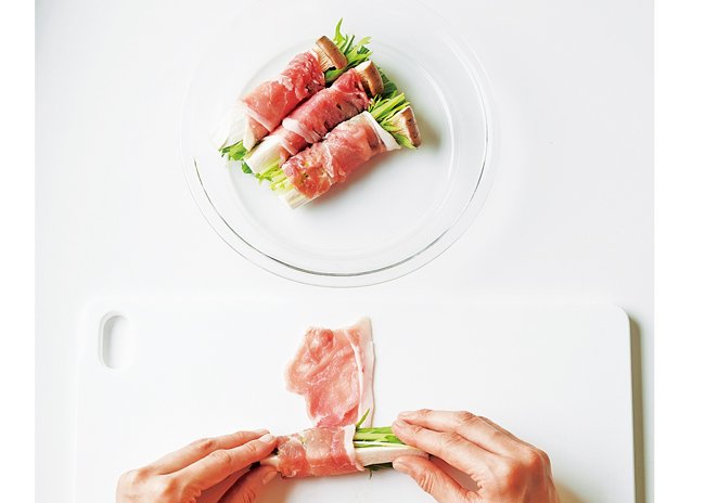 豚肉1枚に塩、こしょうをふり、エリンギと水菜の1/6量を巻く。